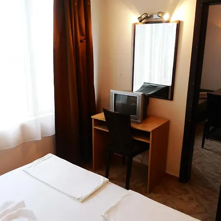 酒店 Varly Bryag 2*